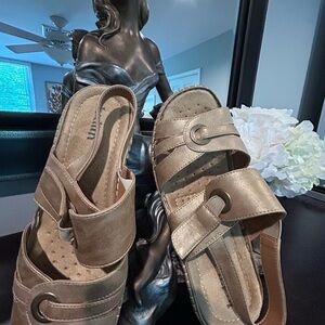 Judith Women’s comfortable sandal Size 7.5 in box.Brown/golden